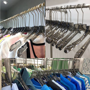 شماعات أكريليك لوسيت سوداء شفافة بلاستيكية فاخرة بشعار مخصص للملابس - Product Image 6