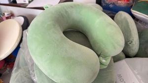Source Factory Wholesale Portable U-Shape <b>Memory</b> <b>Foam</b> Travel Neck Pillow with Customizable Logo & Color 30x30cm <0.5kg - Product Image 3