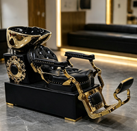 Fauteuils de lavage de cheveux de salon inclinables de luxe, vintage, en cuir capitonné, avec armoire sculptée dorée et lavabo en céramique dorée