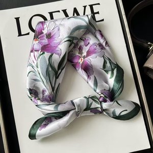 Écharpe en <span class=keywords><strong>soie</strong></span> de mûrier <span class=keywords><strong>100</strong></span>%, petite écharpe carrée décorative polyvalente pour <span class=keywords><strong>femme</strong></span>, idéale pour le printemps et les déplacements professionnels. - Product Image 3