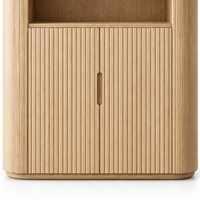 Armoire à vin haute avec étagères ouvertes et portes cannelées, armoire de rangement en bois clair pour salle à manger, salon et bar