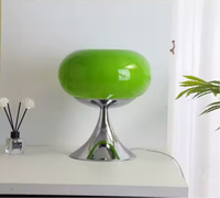Lampe de table LED créative avec abat-jour en verre au design moderne pour chambre à coucher et ambiance chaleureuse