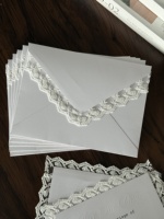 Carte d'invitation artisanale à bordure dentelle avec enveloppe à rabat en V OEM, carte de vœux d'anniversaire, enveloppes dentelle, invitation de mariage de luxe