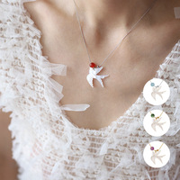 Collier minimaliste avec pendentif hirondelle en nacre, hypoallergénique, chaîne de clavicule réglable en acier inoxydable pour usage quotidien décontracté