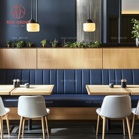 Ensemble de meubles modernes pour café, restaurant, salon de thé : banquettes en cuir et tables rectangulaires en bois clair avec chaises