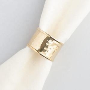 Anillo de servilletas martillado, chapado en oro - Product Image 1