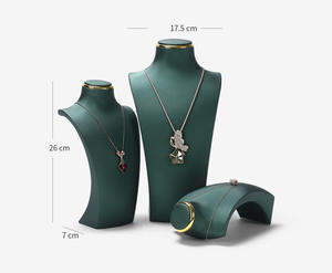 حامل عرض مجوهرات فاخر على شكل تمثال نصفي بسلسلة طويلة وقلادة معدنية ذهبية من الجلد الصناعي PU، متوفر للبيع بالجملة باللونين الأسود والأبيض - Product Image 5