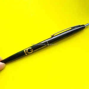 מכירה לוהטת בית הספר זול לחץ כדורי עט/מתכת קליפ פלסטיק עט עם לוגו הדפסה