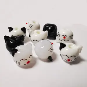 מיני קריקטורה חתולי בעלי החיים פסלוני שחור ולבן סדרת בעבודת יד זכוכית בתפזורת להכנת תכשיטים