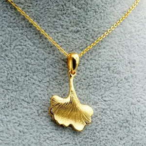 Kalung liontin daun Ginkgo Biloba, perhiasan liontin multi-garis Matte berlapis emas