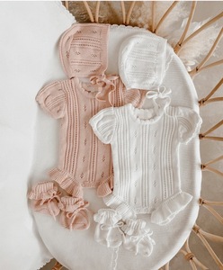 Tutina Estiva <span class=keywords><strong>per</strong></span> Neonata in Cotone 100% con Bordo Arricciato, Jacquard Testurizzato e Dettagli Traforati, Personalizzabile, con Cappellino e Scarpine - Product Image 1