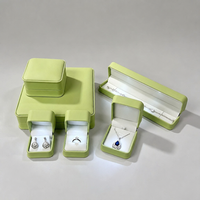 Boîte à bijoux en cuir PU personnalisée Fandi, boîte en cuir PU avec lumière, logo personnalisé, coffret cadeau de luxe, présentoir de rangement, boîtes à bijoux LED