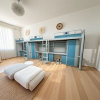 Lit superposé moderne et minimaliste en fer forgé avec bureau et bibliothèque, idéal pour les dortoirs chinois et les appartements étudiants
