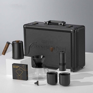 Kit Professionale 9-<span class=keywords><strong>in</strong></span>-1 per Preparazione Caffè con Valigetta da Viaggio <span class=keywords><strong>in</strong></span> Alluminio, Dripper Ottagonale <span class=keywords><strong>in</strong></span> Ceramica, Server <span class=keywords><strong>in</strong></span> Vetro e Macinacaffè Manuale per Esterni - Product Image 2