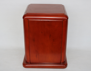 Деревянная урна для праха человека, мемориальная урна из массива дерева с гравировкой «Молящиеся руки» - Product Image 2