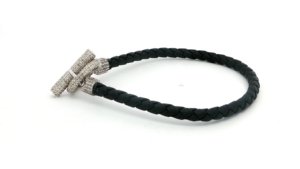 Pulsera de cuero trenzado con cierre de circonitas. Realza tu muñeca con esta exquisita pulsera de cadena. - Product Image 2