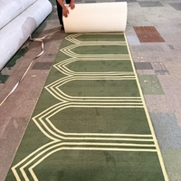 Rouleau de tapis de prière musulman épais de haute qualité touffeté et pile coupée pour un usage domestique pour mosquée et usine d'hôtel mur mural en gros