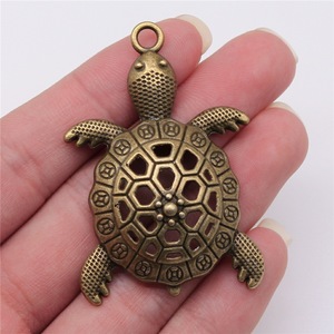 Colgante <span class=keywords><strong>de</strong></span> Tortuga Marina Hueca <span class=keywords><strong>de</strong></span> 55x37mm, <span class=keywords><strong>de</strong></span> Aleación <span class=keywords><strong>de</strong></span> Zinc con Acabado Plata Antigua, para Decoración <span class=keywords><strong>de</strong></span> Ramos <span class=keywords><strong>de</strong></span> Boda en la Playa - Product Image 3