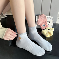 Chaussettes brodées avec des lettres, chaussettes courtes pour femmes, chaussettes de sport, chaussettes en coton pour le printemps et l'été, chaussettes courtes polyvalentes à bout rond