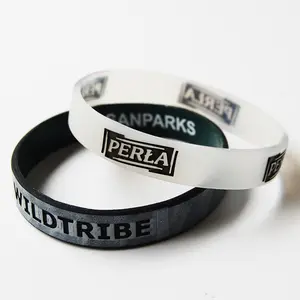 Pulsera de silicona luminosa impresa en blanco y negro con logotipo personalizado, pulseras promocionales de pequeño regalo con letras personalizadas - Product Image 1