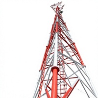 Tour pylon tubulaire en acier à 3 tubes de 36m, 42m, 45m, 60m, technologie professionnelle pour réseaux GSM LTE à faible résistance au vent