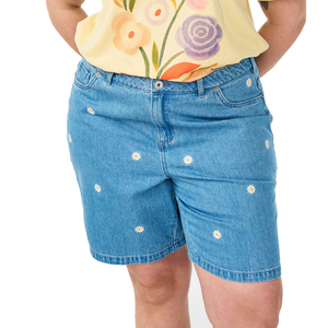 Short en jean taille haute brodé motif papillon pour femme, léger en coton, essentiel pour l'été, avec déchirures et accents usés, idéal pour les festivals - Product Image 5