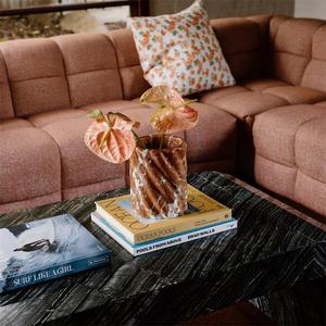 Vase en pierre en spirale de marbre de Rosso Alicante fabriqué à la main Vase de table de flore en spirale rose naturel Surface aiguisée - Product Image 3