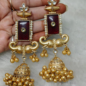 Pendientes colgantes contemporáneos chapados en oro, conjunto de joyas de latón para ropa informal, ropa de oficina étnica de la India - Product Image 1