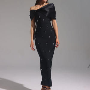 काले फैशन शैली के अलंकृत स्ट्रैपलेस फिट स्लिम-कट डायमंड-स्टड लंबी लाइन पोशाक - Product Image 1