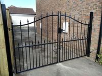 Normes australiennes Porte en fer forgé Clôture en acier Porte d'allée Villa Portes battantes Système de porte de clôture en métal pour la sécurité