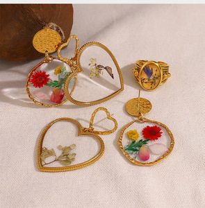 Boucles d'oreilles Huggie géométriques en forme de cœur avec fleurs séchées, style bohème, en acier inoxydable plaqué or 18 carats pour femme, Elodie, Anniversaire - Product Image 5