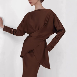 Elegante <span class=keywords><strong>Traje</strong></span> de Satén Antiarrugas de Corte Regular para Mujer, Conjunto de Dos Piezas con Top de Manga Larga y Falda con Lazo - Product Image 3