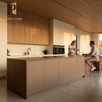 Meubles de cuisine modernes en bois clair, design d'îlot, pour projets de construction de maisons complètes