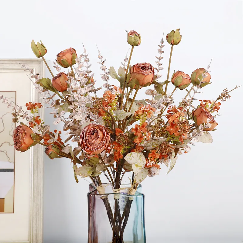 Vente en gros de fausses roses artificielles pour décoration de mariage, fleurs artificielles blanches en soie avec bouquets de feuilles d'eucalyptus