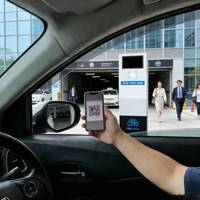 Système de paiement au terminal de sortie du parking avec lecteur de ticket, paiement par QR code dynamique et déverrouillage de barrière pour le stationnement des motos