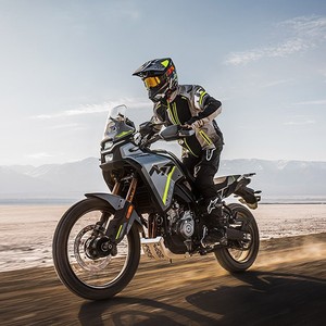 Motocicleta de Aventura C-F-MOTO de 450cc con Tres Cajas de Equipaje para Uso Todoterreno - Product Image 2