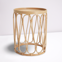 Table d'extérieur en rotin d'inspiration écologique avec structure solide et tressage respirant, idéale comme table d'appoint, centre de table ou accent d'entrée