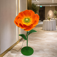 Reuzenpapieren kunstbloemenstandaard met oranje LED-verlichting, klaproosvormig, voor bruiloften, evenementendecoratie en commerciële bloemendisplays.