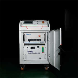 Machine de nettoyage laser à fibre pulsée de 300 watts à refroidissement par eau de précision pour l'élimination de la rouille sur les pièces automobiles en acier - Product Image 3