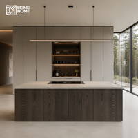 Meubles de cuisine européens contemporains en chêne fumé, îlot central, porte coulissante, armoire de rangement, projet de menuiserie sur mesure d'inspiration nordique