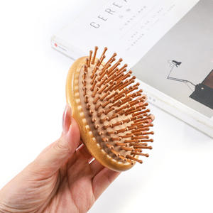 Cepillo de masaje capilar de madera de nanmu con cojín elástico para el cuidado de los meridianos de la cabeza y un cabello suave - Product Image 3