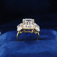 Bague de fiançailles Madonna en or jaune massif avec trois pierres, émeraude rectangulaire haute clarté et diamant