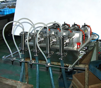 Machine de remplissage semi-automatique à quatre pistons de comptoir (jus, lait, huile, savon, eau) pour emballage en cartons