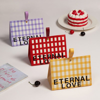 Boîte triangulaire à motif à carreaux avec poignée en cuir, emballage cadeau réutilisable pour bonbons, boîte en papier blanc vide, vente en gros