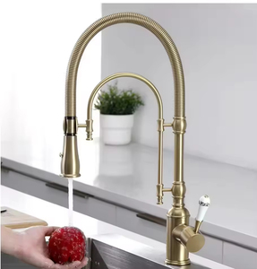 <span class=keywords><strong>Robinet</strong></span> de cuisine rétro YF 2026 en laiton brossé doré, avec douchette extractible, eau chaude et froide, pour salle de bain - Product Image 3