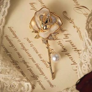 Broche de Flores para Mujer de Alta Gama, Diseño de Rosa con Perla Natural, Sentido del Diseño con Temperamento de Lujo Exclusivo - Product Image 2