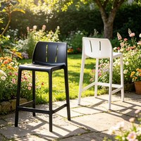 Tabouret de bar moderne et minimaliste en plastique avec configuration à pédale, empilable, chaises hautes épaissies pour restaurant, bar et usage extérieur
