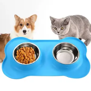 Özelleştirilmiş taşınabilir kedi Pet köpek köpek fincan besleme seyahat su şişesi sızdırmaz Bpa ücretsiz küçük büyük köpekler için yürüyüş pet malzemeleri