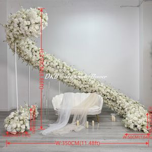 Fleurs artificielles en soie, y compris des roses blanches et des hortensias, disposées comme un décor de fond - Product Image 2