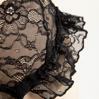 Ensemble de lingerie deux pièces pour femme, style exotique, avec broderie en dentelle, caraco long, panneaux transparents boutonnés sur le devant, culotte à volants et finition vintage 90%